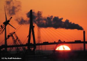Sonnenuntergang hinter der Köhlbrandbrücke